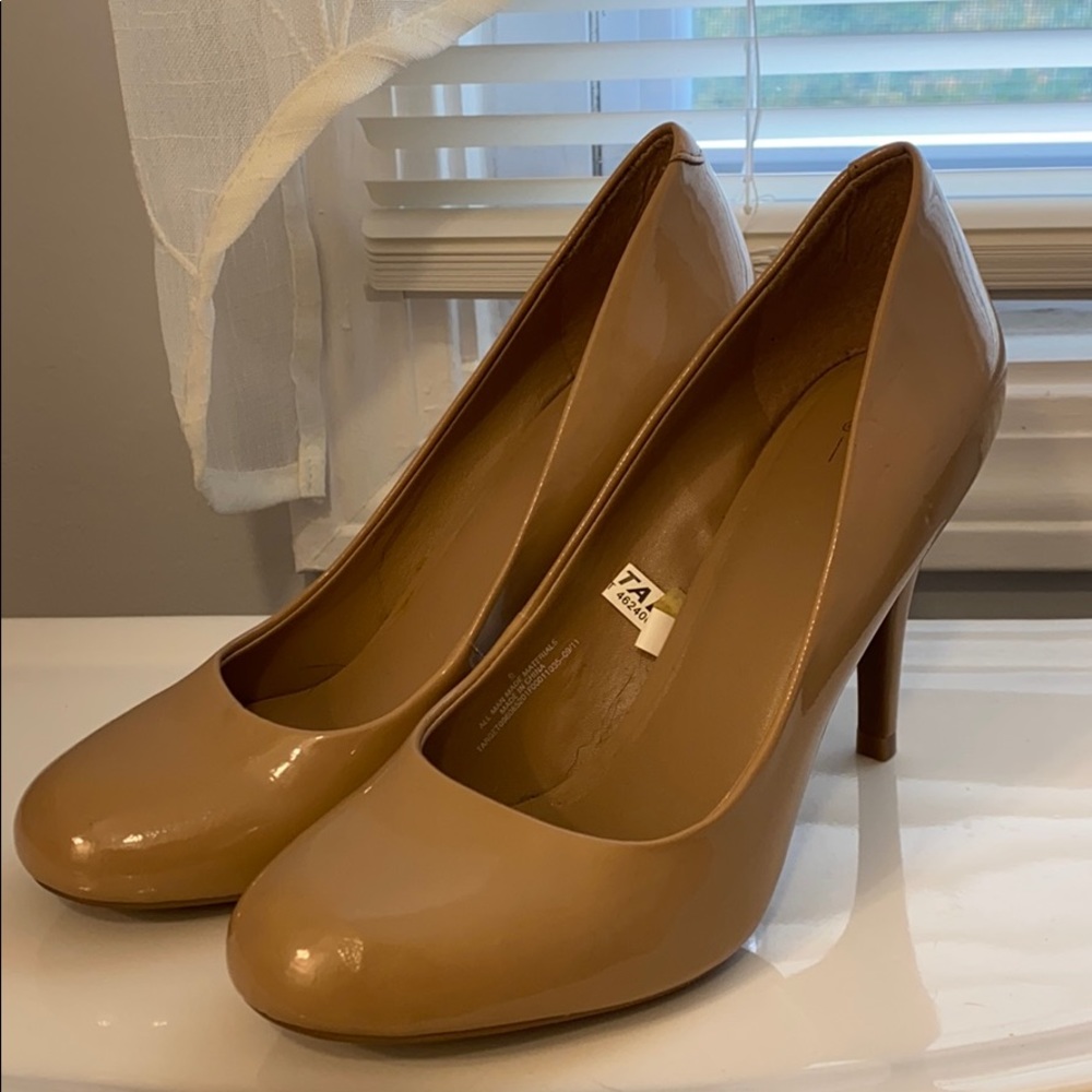NWOT - Nude heels